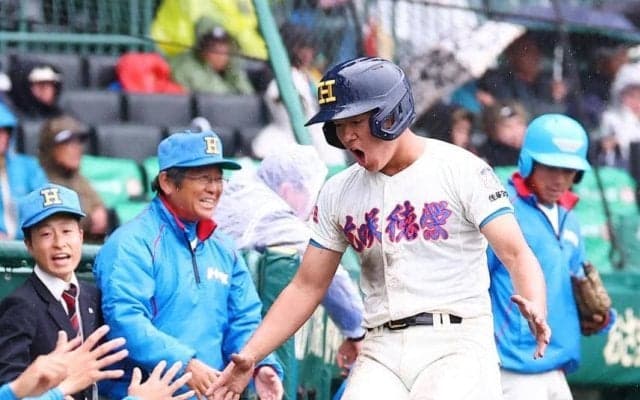 雨で水が浮く甲子園　ＳＮＳ「気の毒」「グラウンド整備も追いつかない状況」　第２試合の花咲徳栄－日本文理戦は開始時から降り続く