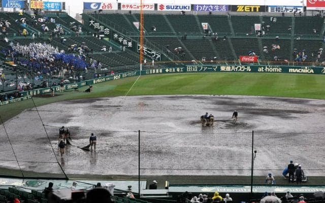 【センバツ】阪神園芸がマウンド付近を整備　花咲徳栄が15点リードの８回１死満塁の攻撃時