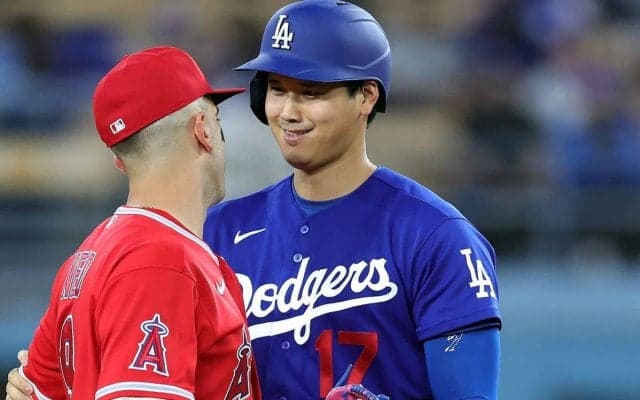 「いつもセンパイに敬意を払う」大谷翔平がトラウトの打席で見せた“リスペクト”に反響「兄弟愛だ」