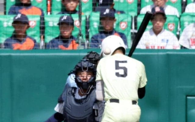 英明・榎本が四回に頭部死球のアクシデント　担架で運ばれる　その裏の守備から復帰し場内に大きな拍手