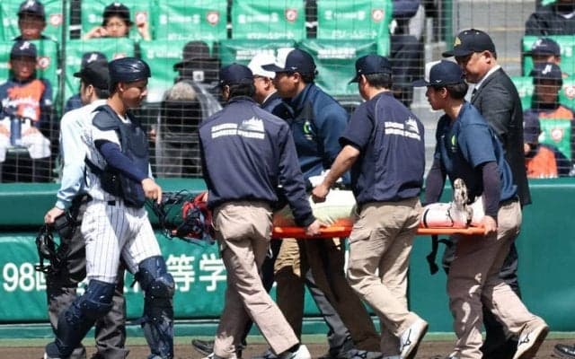 英明・榎本が死球を受け担架で搬送　守備に就くと拍手　センバツ