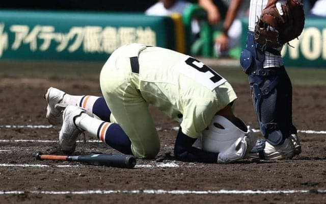 英明・榎本が頭部死球受け担架で搬送　場内騒然…守備から復帰し場内温かい拍手