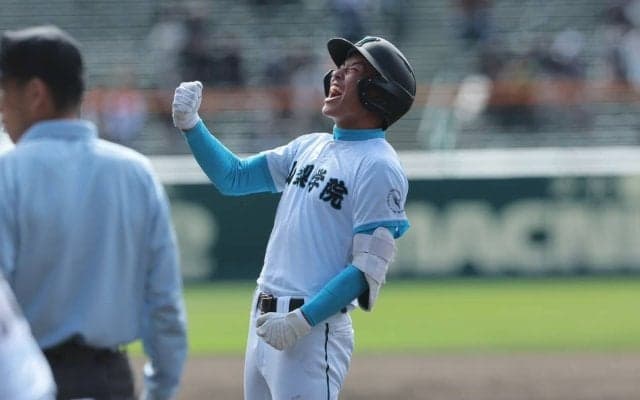 ｢菰田、檜垣がいなくて負けるのは面白くない｣Wエース欠く山梨学院が逆転勝ちで8強進出、リードオフマンが執念の決勝打【センバツ】