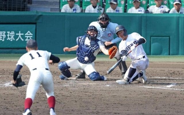 三重　一度は認められた生還が取り消し　大西がスクイズ空振りで投球が体に当たる　球場騒然も中犠飛で同点