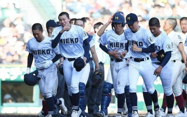 惜敗の三重ナイン号泣　古川「僕らの代で因縁を晴らすつもりだった」　大阪桐蔭を追い詰めるも再び１点差で敗戦　場内からは大きな拍手