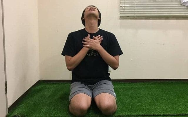 ぐっすり眠るために！スポーツトレーナーが実践「首・肩のストレッチ」