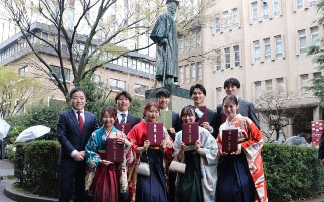 前田凌吾も学び舎に別れ　インカレ男子王者の早稲田大で卒業式