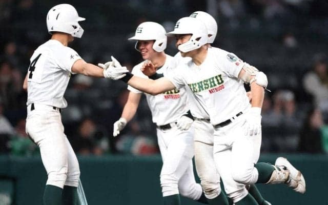 専大松戸・吉田が“ＤＨ第１号”「高校で初めて打てたホームラン」抜てきした持丸監督は笑顔