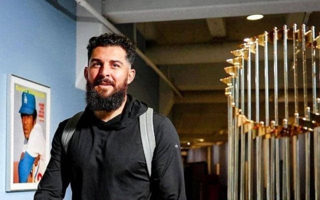 ドジャース開幕セレモニー　大谷翔平や新加入選手よりも大歓声浴びた左腕　昨年ＷＳ中に生まれたばかりの長女が他界　ファンが温かく帰還を迎える