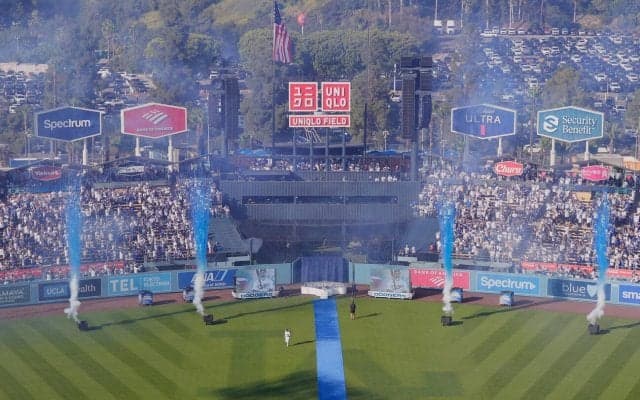 ドジャース、開幕セレモニーでフリーマン、ロハスがトロフィーをグラウンド内に置く　ファン歓声