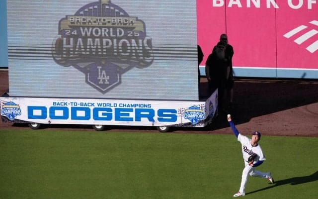 山本由伸、ブラックサングラス＆ジャケットで球場入り　２年連続の開幕投手に「胸が熱くなります」