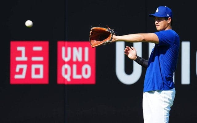 大谷翔平、マジック・ジョンソンと笑顔でハグ　開幕戦の始球式でキャッチャー役、大歓声浴びる