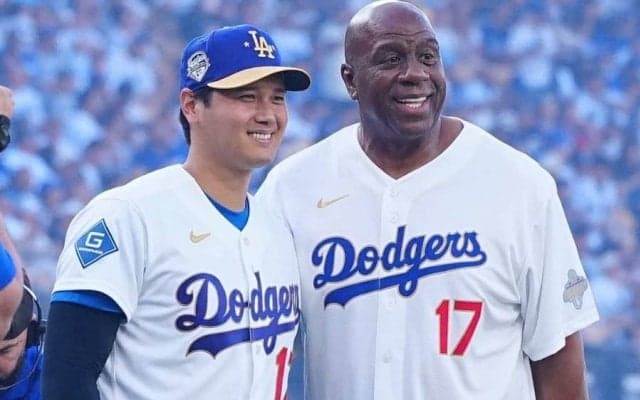 大谷翔平、捕手役で始球式に登場　開幕前セレモニー…「17」ユニのNBAレジェンドと共演