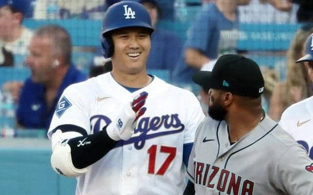 大谷翔平、あいさつ代わりの一打　開幕戦前には仲間たちへプレゼント