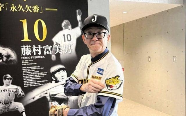 阪神２軍「ジャガーズ」復刻ユニ着用　マーク監修デザイナー・大森正樹氏が始球式「眠りから覚めた」と球団に感謝