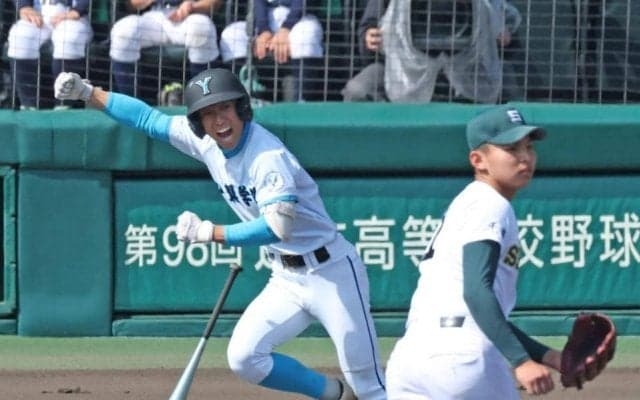 右手に死球の山梨学院・島田に場内から大きな拍手　七回攻撃後、治療を受けるため試合が中断　キャッチボール後に守備に就く