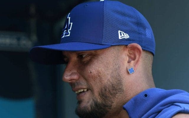 「こういうベテランがいるチームは強い」ドジャース開幕戦、今季限りで引退表明の37歳内野手もヒット「リーダーシップや守備も含めて存在感は計り知れない」「昨シーズンはカーショー、今年はロハス」