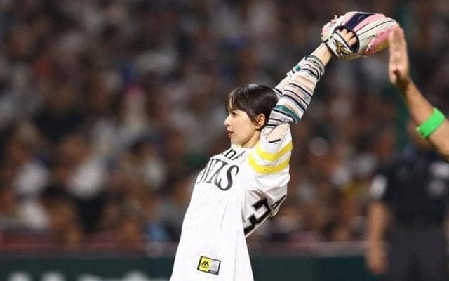 球場騒然　齋藤飛鳥が始球式で豪快トルネード投法披露　中継解説も驚き「野茂英雄さんばりの」