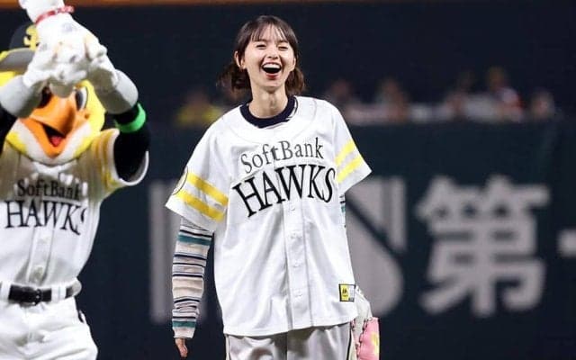 元乃木坂46・齋藤飛鳥が始球式　ワンバウンド投球も場内大歓声…人気女優が開幕戦で大役