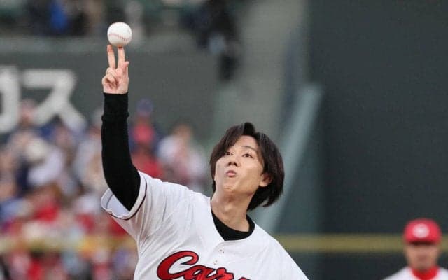 【広島】Snow Man阿部亮平が始球式でストライク投球に安堵の笑顔、マウンドで深々お辞儀