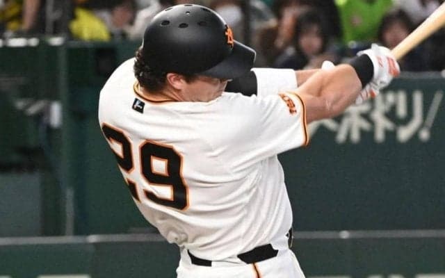 巨人の新４番ダルベック　バックスクリーン弾　好投のルーキー竹丸をアシスト　初回先頭打者弾のキャベッジと開幕戦アーチそろい踏み