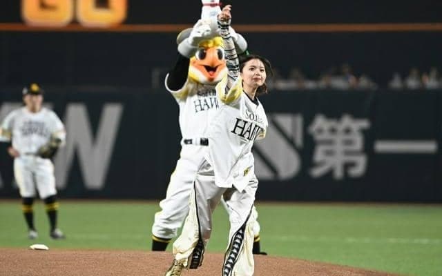俳優の齋藤飛鳥がプロ野球開幕戦の始球式　豪快なフォームで沸かせる