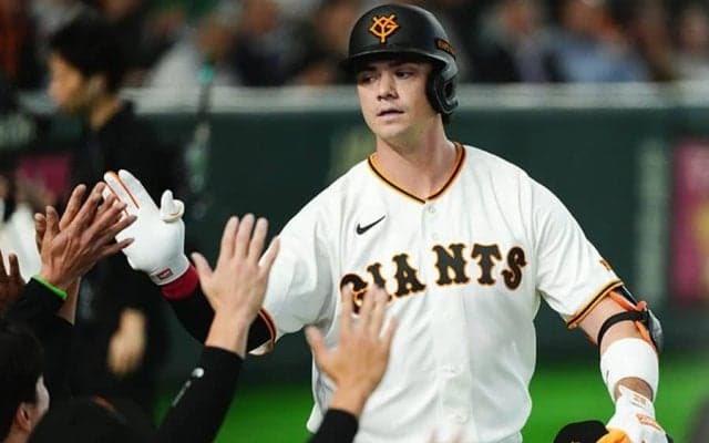 巨人ダルベック、開幕戦で来日初アーチ　4番起用で快音…キャベッジに続く助っ人弾に東京D騒然