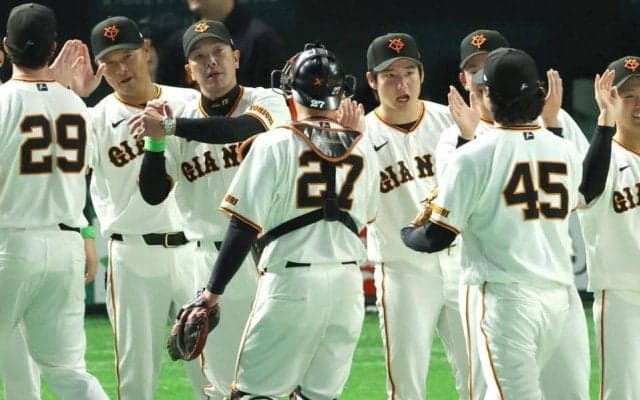 巨人・阿部監督がプロ初勝利の新人・竹丸にかけた言葉「ゲーム前からすごい落ち着いてたんで『君はすごいな』って」　降板後に左肩をもみもみ