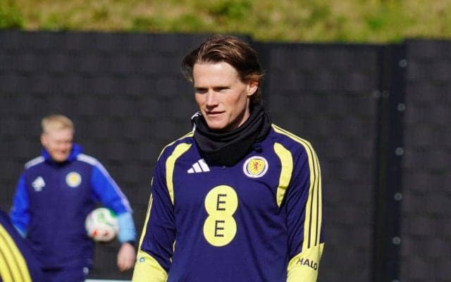 スコットランド代表、日本戦に向けて調整　英雄マクトミネイ、ロバートソンらがボール回し