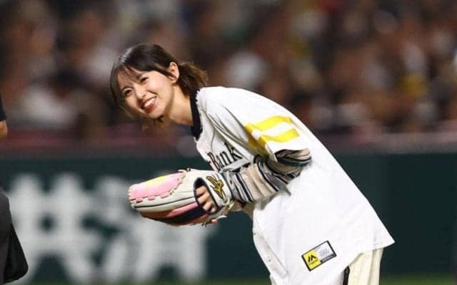 「顔小さすぎて野球ボール１個で隠れそう」始球式降臨の美人女優に騒然　豪快投法でも魅了「テークバックのしなりが凄い」「トルネード投法クセ強ｗ」