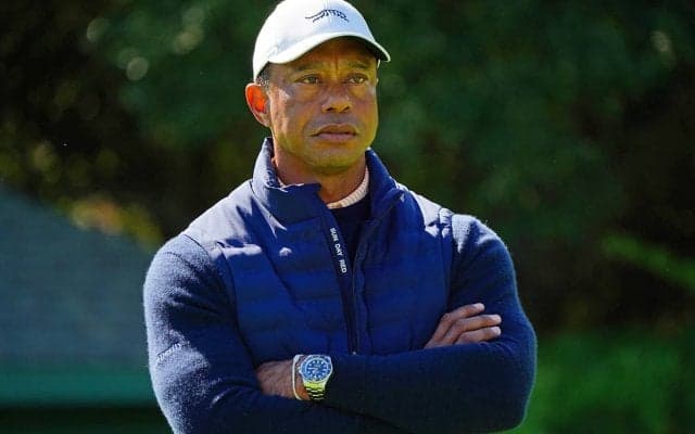 タイガー・ウッズが自宅近くで自動車の横転事故を起こし逮捕 