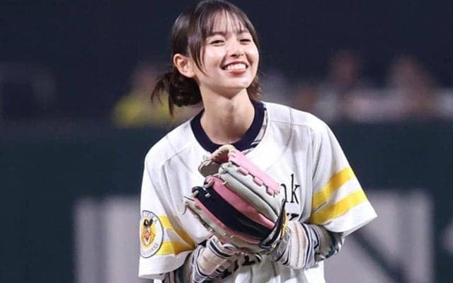 人気美女が豪快足上げ「やだぁ可愛すぎる」　“ニコニコ”大胆投球にファン悶絶「最高じゃ」