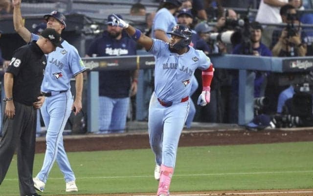 岡本和真のデビュー戦で珍事！ゲレーロの折れたバットがバックネットに引っかかり試合中断　球審もぼうぜん　スタッフの神業に本拠地が拍手