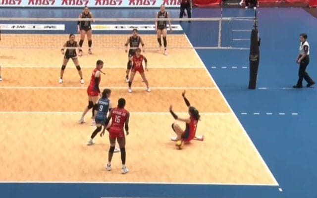 曲がるの？ 落ちるの？ 女子バレーで空振りを誘う幻惑サーブ 「どうしましたか？」珍しい光景に実況も困惑