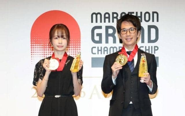 マラソン女王が印象ガラリ！黒ワンピ＆ヒール姿のフォーマルコーデ　トップランナーたちも集結　ＭＧＣシリーズ表彰式