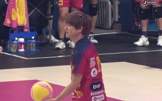 これは絶対拾えない… 男子バレーで斬新すぎる始球式 背負われたリベロに「エンタメすぎる」