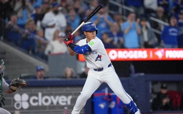 岡本和真が初得点！第２打席は四球で出塁→同点ホームイン、勝ち越しにつながる　好守も魅せた