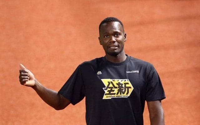 ソフトバンク　モイネロが１軍練習に合流！栗原に肩をたたかれるシーンも　ＷＢＣキューバ代表で来日遅れ　今後は２軍戦登板経る見通し