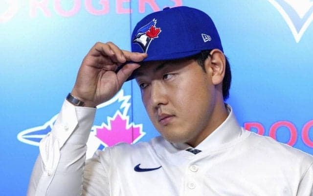 岡本和真がメジャー初安打！ゲレーロJr.がウッキウキで記念球要求→自らＭＬＢスタッフに手渡し　チームに愛されている証拠