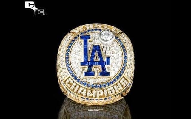 ドジャースの優勝リングがすごっ！連覇を示す特別構造に大谷翔平＆山本由伸も興味津々　試合前にリング贈呈式　カーショーも登場