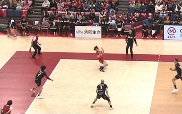 男子バレー、執念でつなぐ「顔面レシーブ」 漫画のようなガッツ溢れる執念の一コマにアリーナ拍手喝采