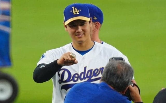 ド軍ナインに優勝リング贈呈　大量のダイヤ…今季も超豪華仕様、大谷翔平も笑顔