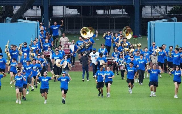 大谷翔平、山本由伸、佐々木朗希がチャンピオンリング受け取り笑顔　試合前に贈呈セレモニー開催