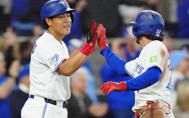 岡本和真が開幕サヨナラ勝利に大貢献！九回２死からの右前打→サヨナラホームを踏む　デビュー戦はマルチ安打＆初得点　劇勝に仲間がウォーターシャワー「いいチームに来た」