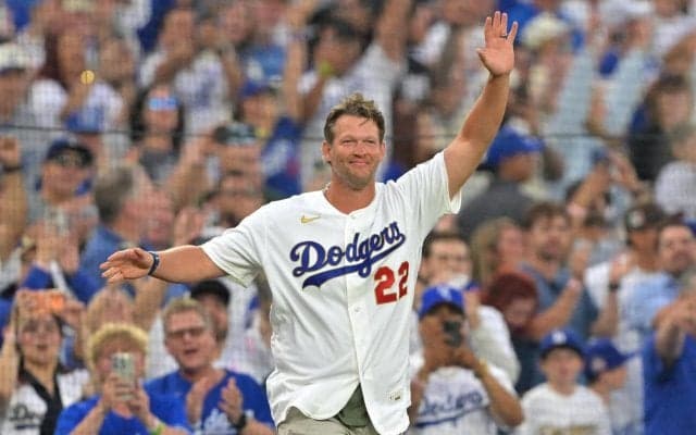 昨季限りで引退のカーショー氏がグラウンドに登場　ベッツからチャンピオンリングを受け取る