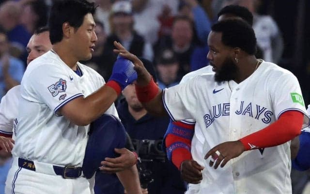 「本当に優しい。ありがとう」“ルーキー”岡本和真のために動いた　主砲ゲレーロJr.の記念球回収に集まる称賛「完璧な振る舞いだ」