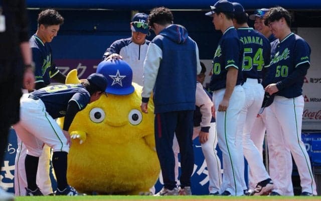 【ヤクルト】選手たちがDeNAマスコット「チャピー」囲みリラックス、からの円陣で闘魂注入