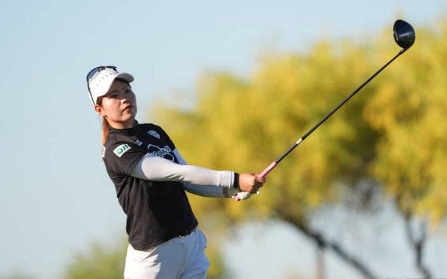 薄暗くなった最終ホールでバーディ締め 櫻井心那は「耐えて」決勝へ