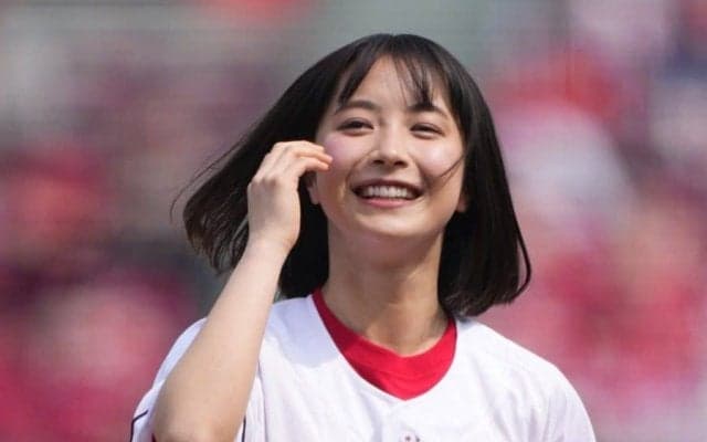 18歳の話題美女が広島に降臨　可憐投球にメロメロ…映える赤、マウンドでぴょんぴょん