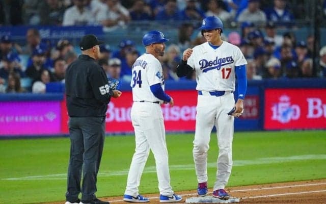大谷翔平、塁審からまさかのサプライズ　試合中に手渡し…ベース上で驚愕の珍交流